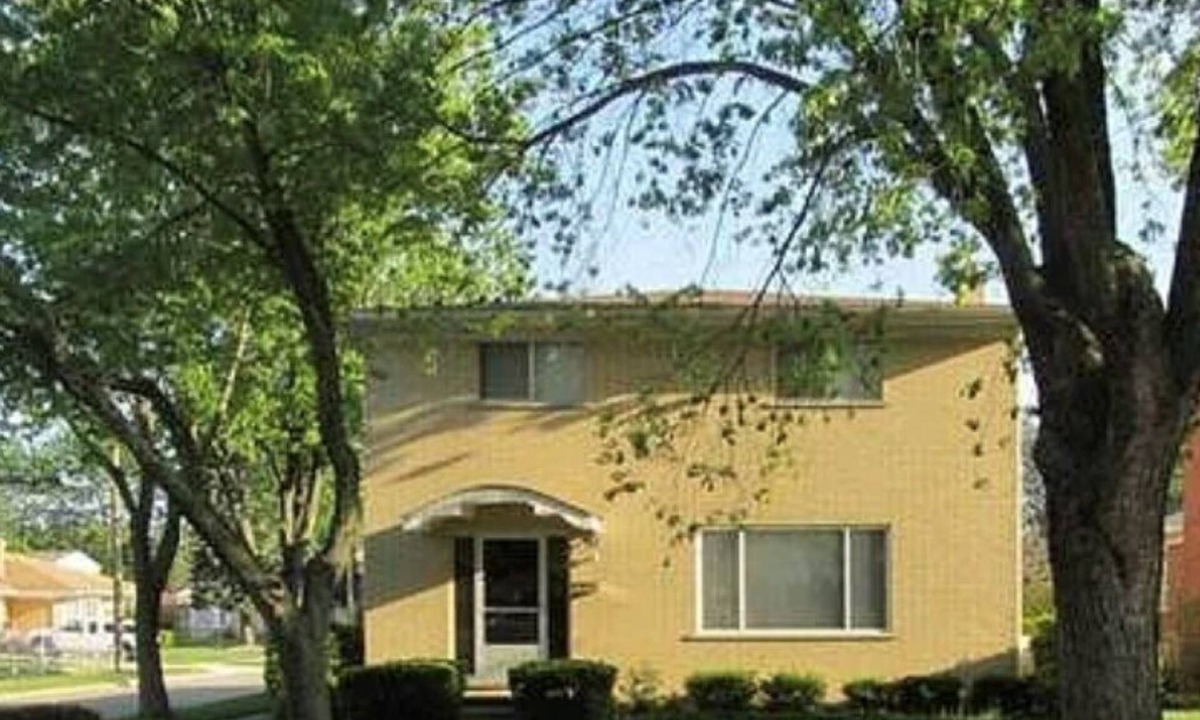 Warren House | Sunburst Peaceful Palace Spacious 4-bed rm with a Den-Fulton in Center Line, MI.