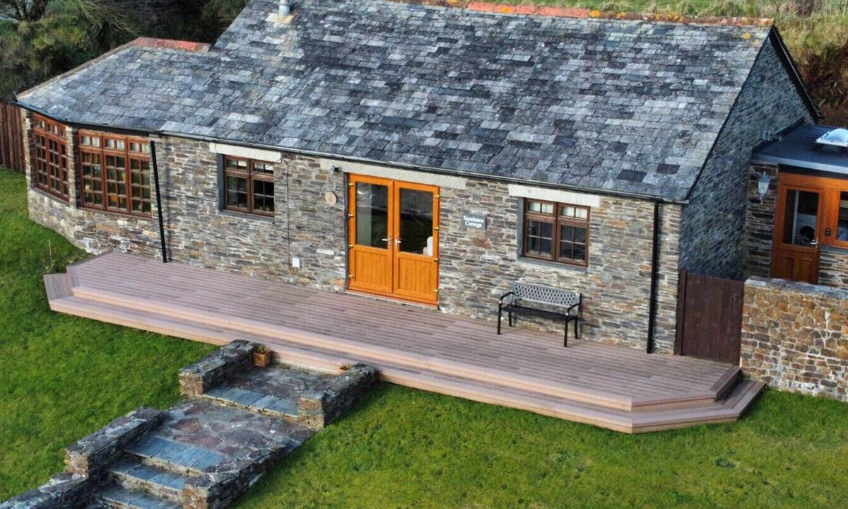 Camelford House | Sundance Cottage Sleeps 4