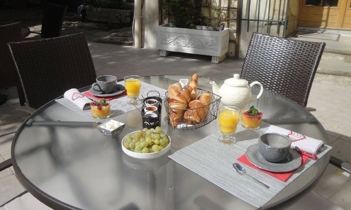 Montaren-et-Saint-Mediers Apartment | SUNFLOWER BASTIDE DE LA TREILLE