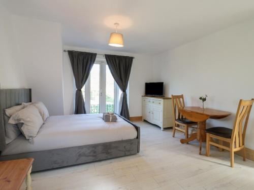 Earls Barton House | Sunflower