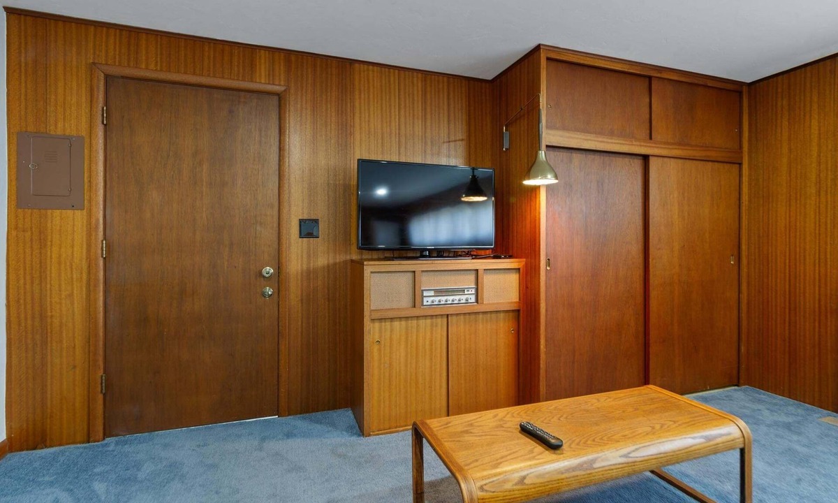 Friendly Condo | Sunflower Studio - 7 Minutes To Uo & 4 Minutes To Downtown 1 Bedroom Studio