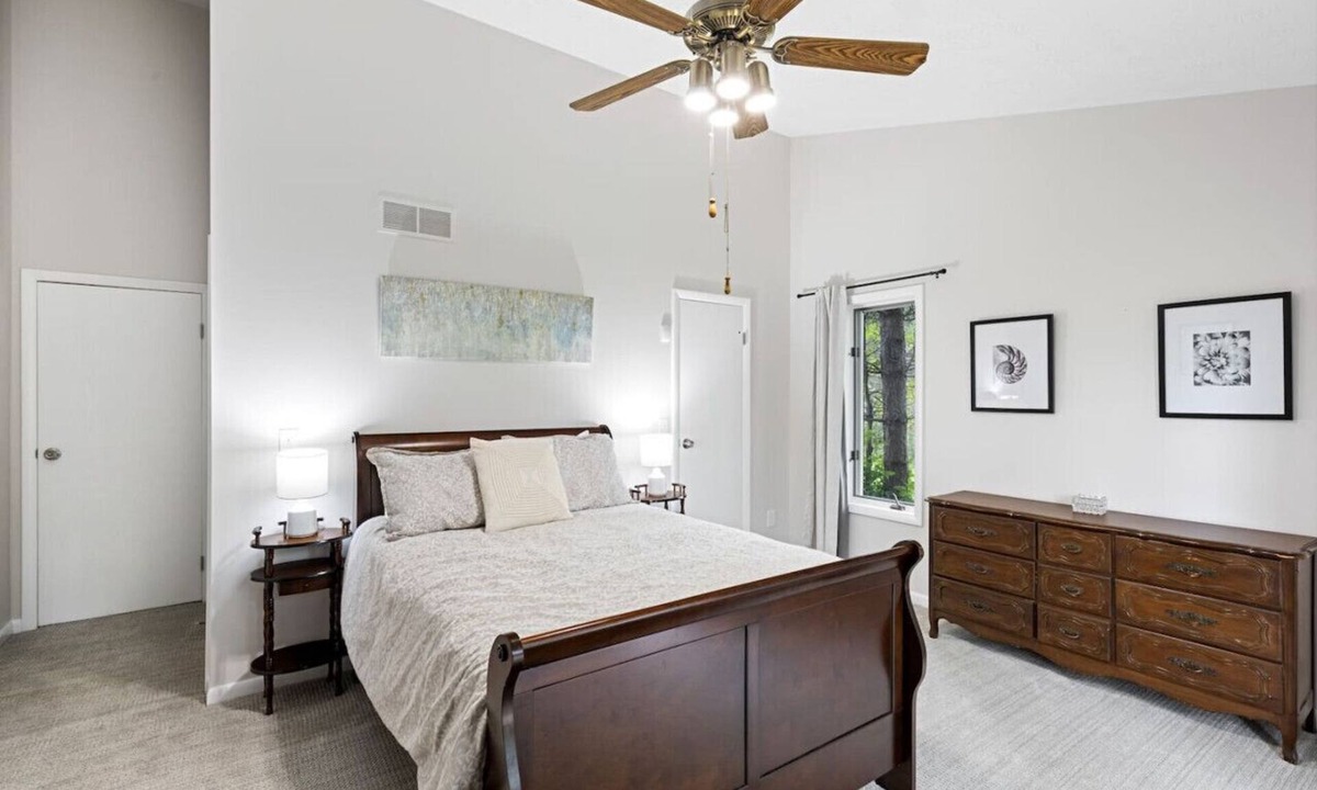 Penfield House | Sunlit 3BDRM in Central Penfield