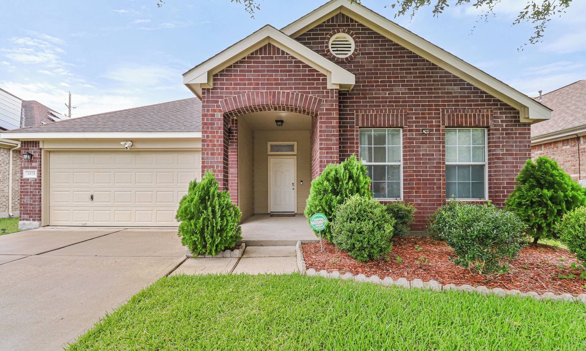 Barker House | Sunlit 3BR Modern Retreat Near 3 Highways