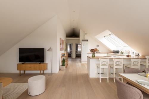Vigerslev Apartment | Sunlit Loft Apartment in Valby with Parking for 8