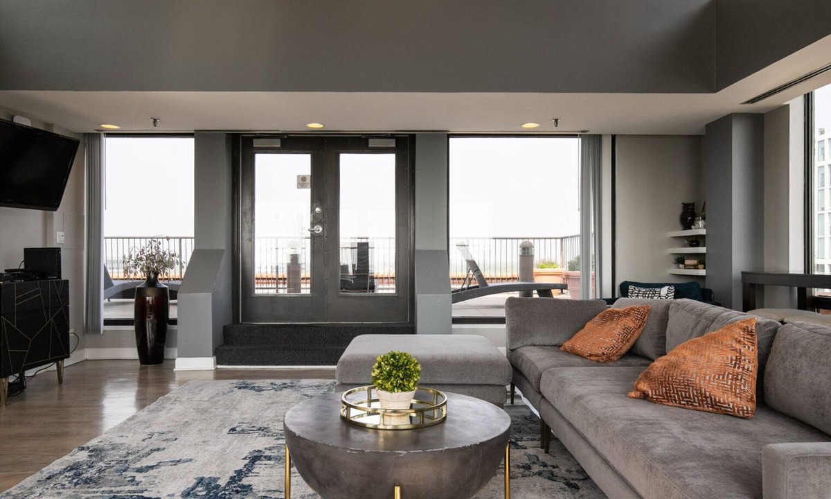 Oak Park Apartment | Sunlit Oak Park 2BR w/ Lounge & Rooftop, 3 blocks to L, by Blueground