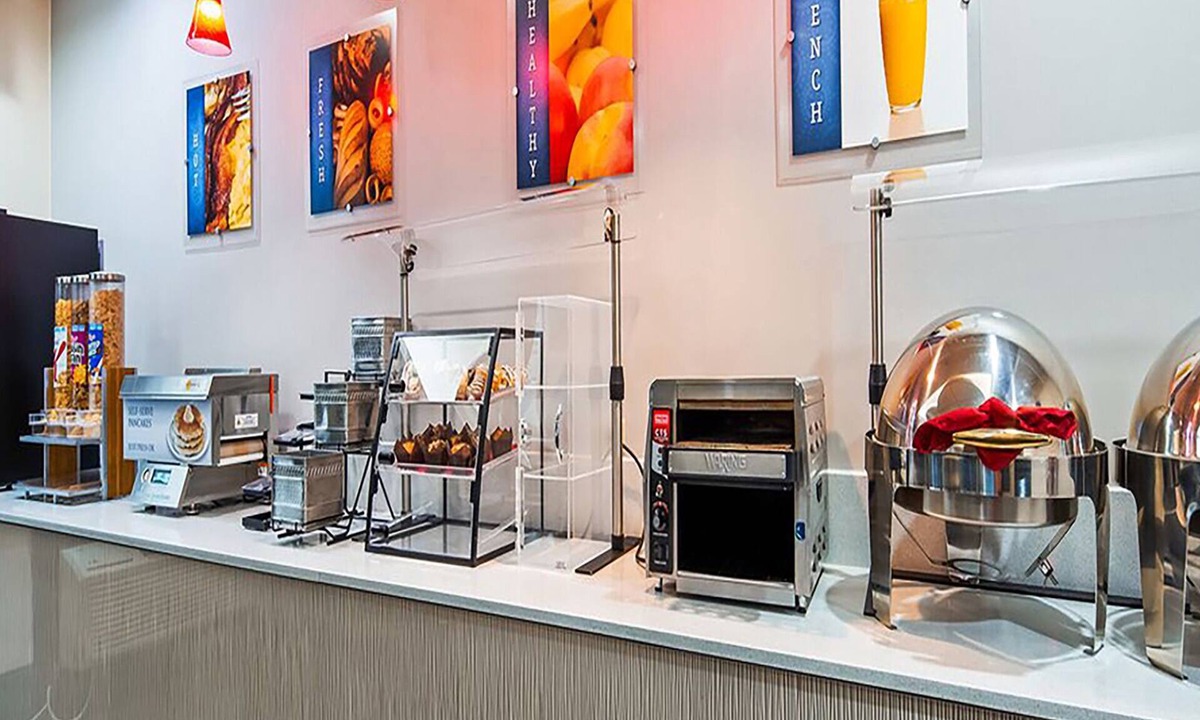 Orlando Hotel | Sunlit Orlando Hub Minutes from Airport w/Breakfast & Access to Pool | 3 Units