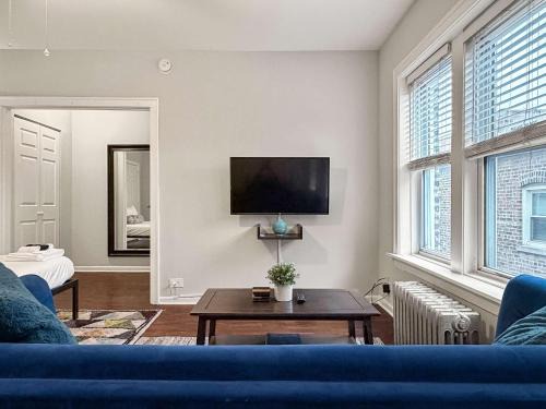 Rogers Park Apartment | Sunlit Studio with City Charm - Lunt studio rep