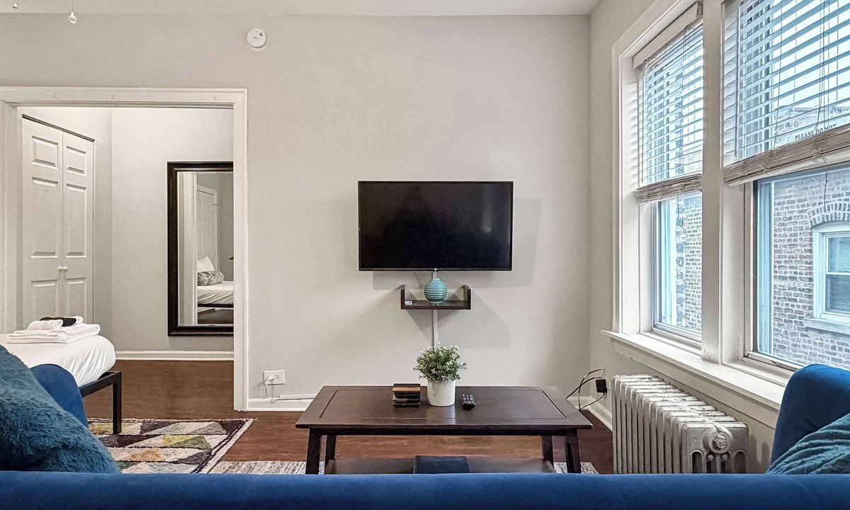 Rogers Park Apartment | Sunlit Studio with City Charm