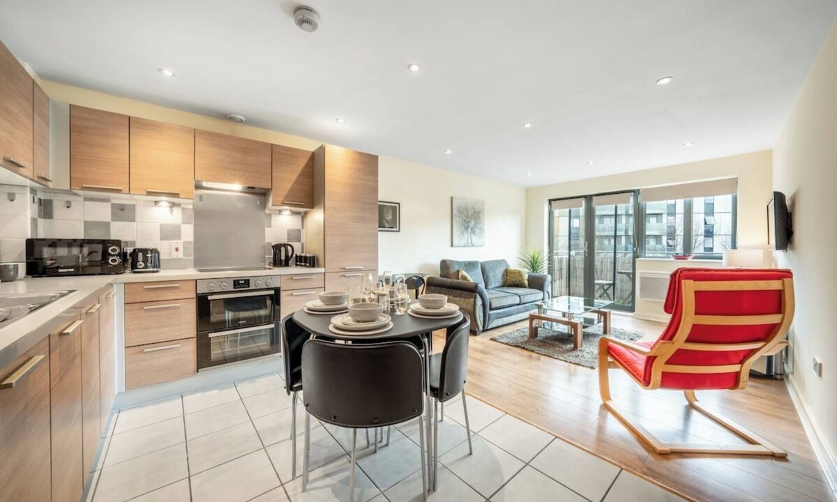 Park Royal Apartment | Sunning 2 bed 2 Bath Flat with Balcony