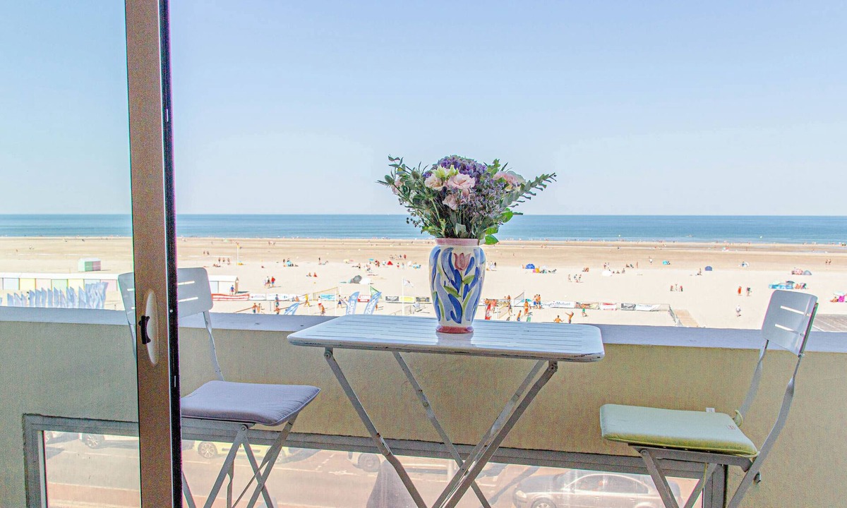 Berck-sur-Mer Apartment | Sunny 2nd-floor apartment facing the sea. Wifi