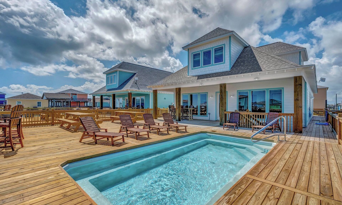 Crystal Beach House | Sunny & 75: 5 BR, 5.5 BA House in Crystal Beach, Sleeps 26
