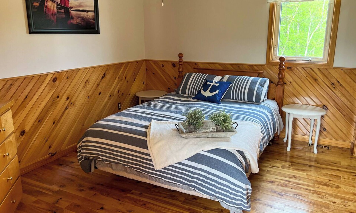 Aguathuna Ski Chalet | Sunny Acre Lodge with Hot Tub! 3 Bedroom