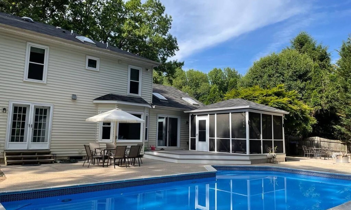 Herndon House | Sunny and Cozy 12 sf basement