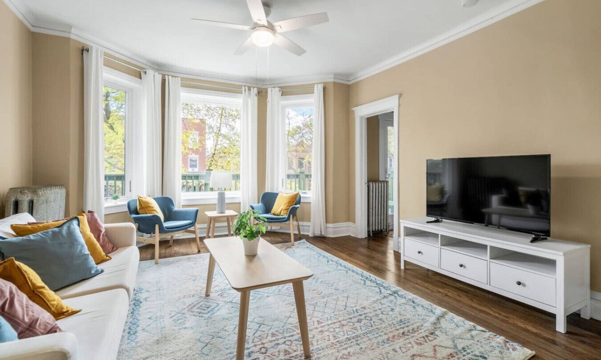 Edgewater Apartment | Sunny Andersonville Retreat - 2BD-1BTH + Office