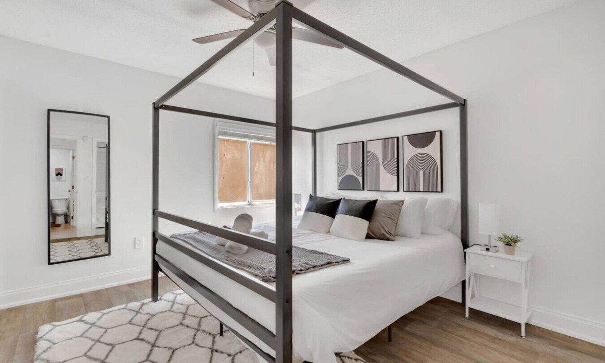 SoHo Apartment | Sunny Bayshore Retreat | Pool + Gym & Parking