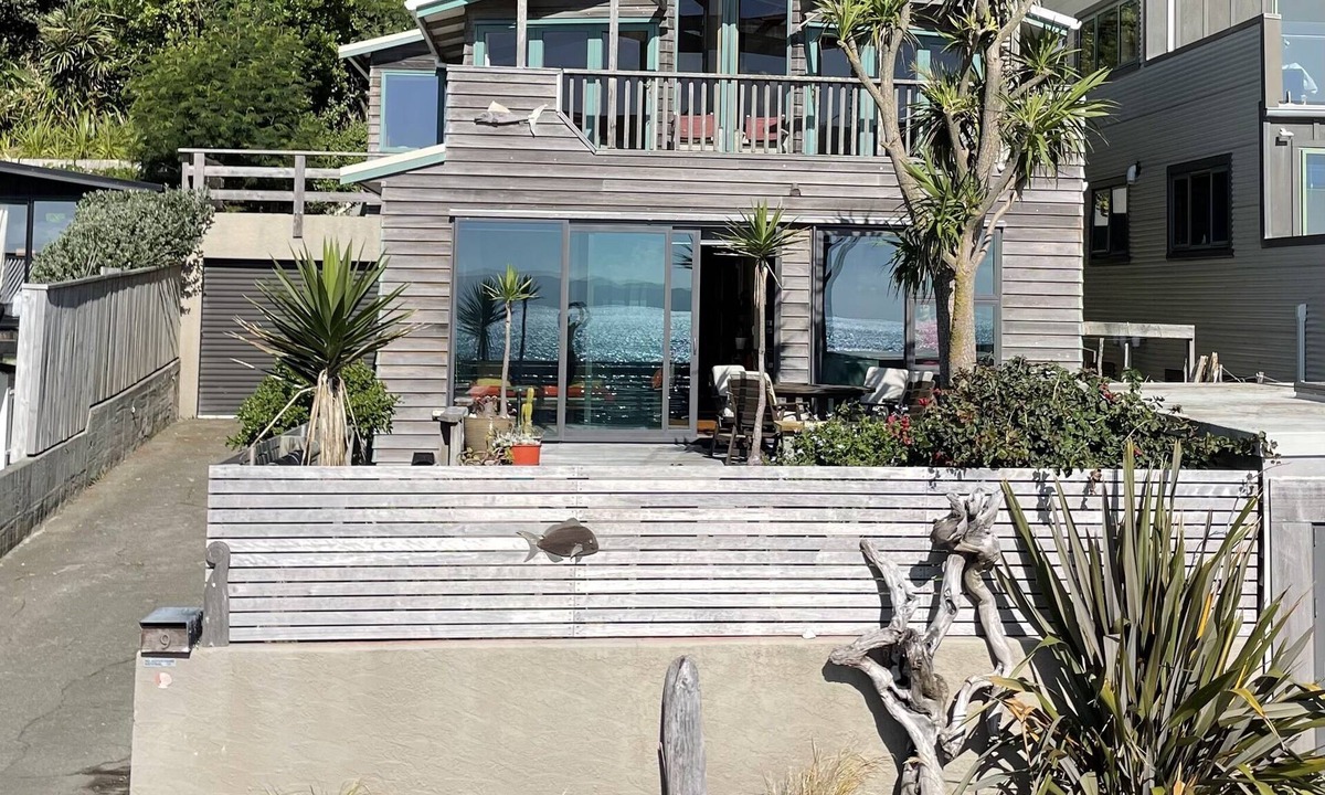 Pukerua Bay House | Sunny Beach Front House
