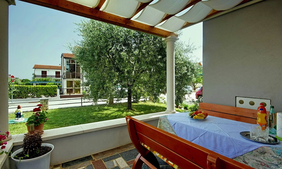 Murine Apartment | Sunny coastal escape with shared garden