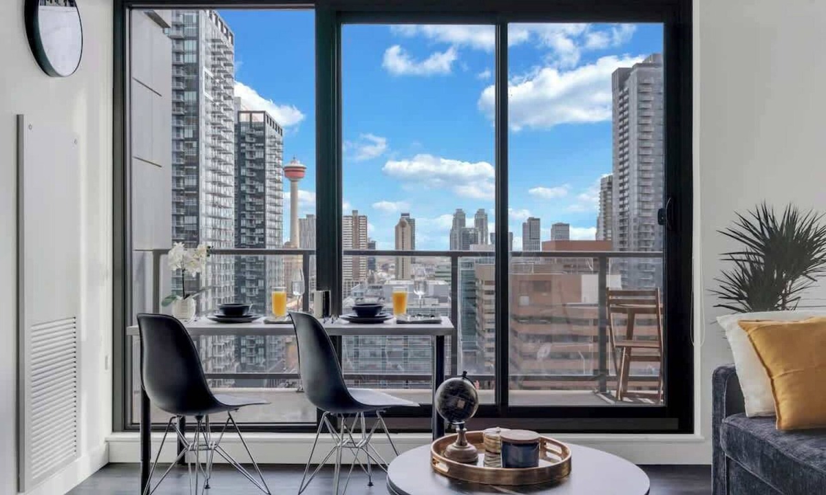 Connaught Apartment | Sunny Cozy Calgary Tower View