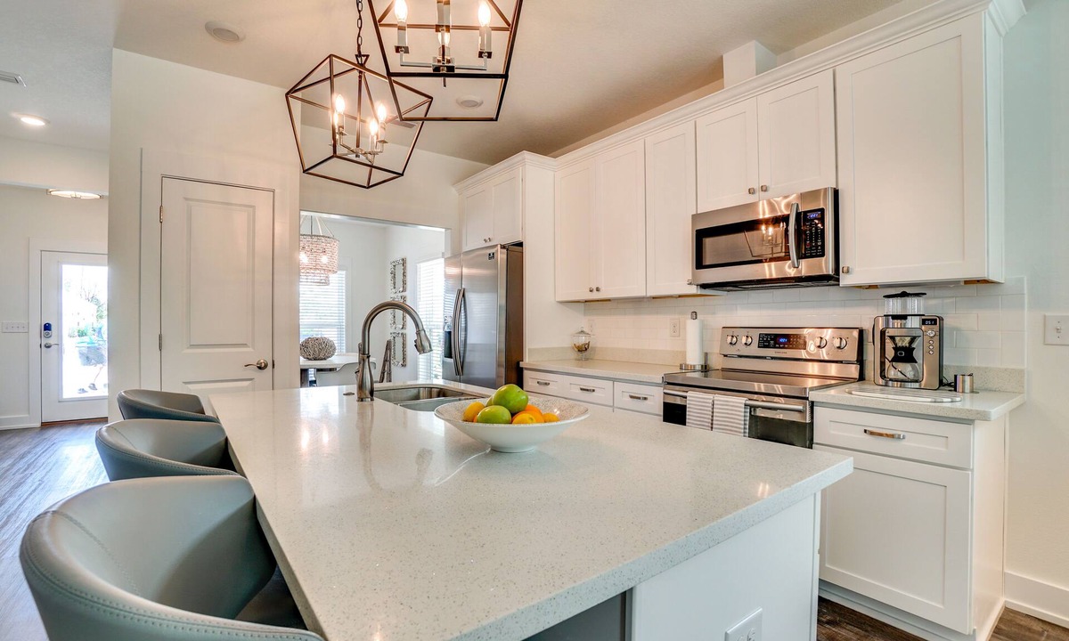 El Centro Beach House | Sunny Day - Walk to beach- community pool!