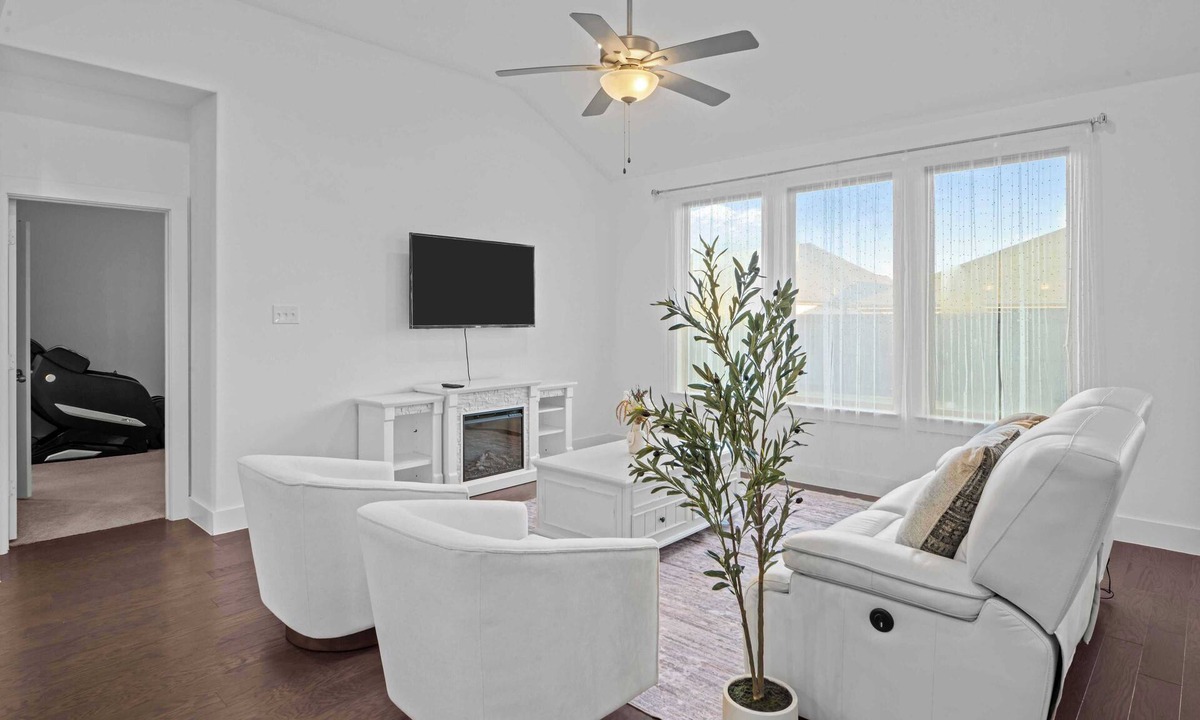 Fate House | Sunny Days at Bradley Drive｜Fenced Backyard｜Garage ｜Workspace｜Family Friendly