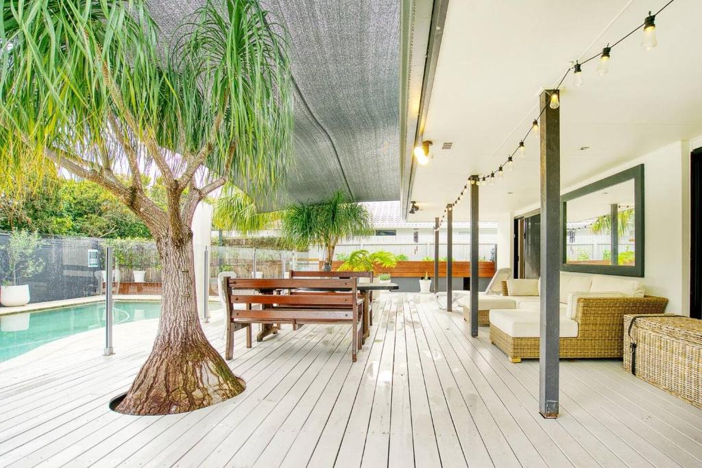 Broadbeach Waters Villa | Sunny Days Poolside at an Entertainer's Oasis