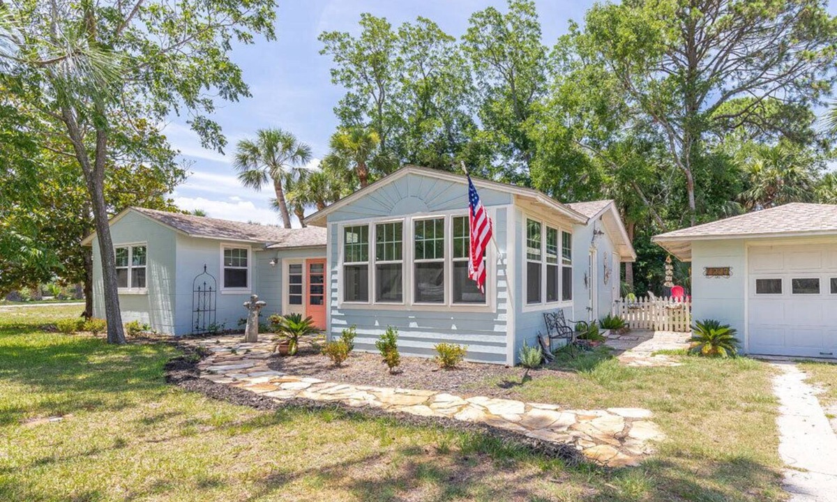 Savannah Beach House | Sunny Daze | Large Patio + Fire Pit!