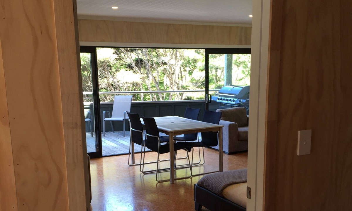 Raglan Apartment | Sunny Elevated (Rimu Studio) with Sea Views