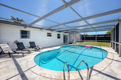 The Lakes House | Sunny Escape: Vibrant Pool Home