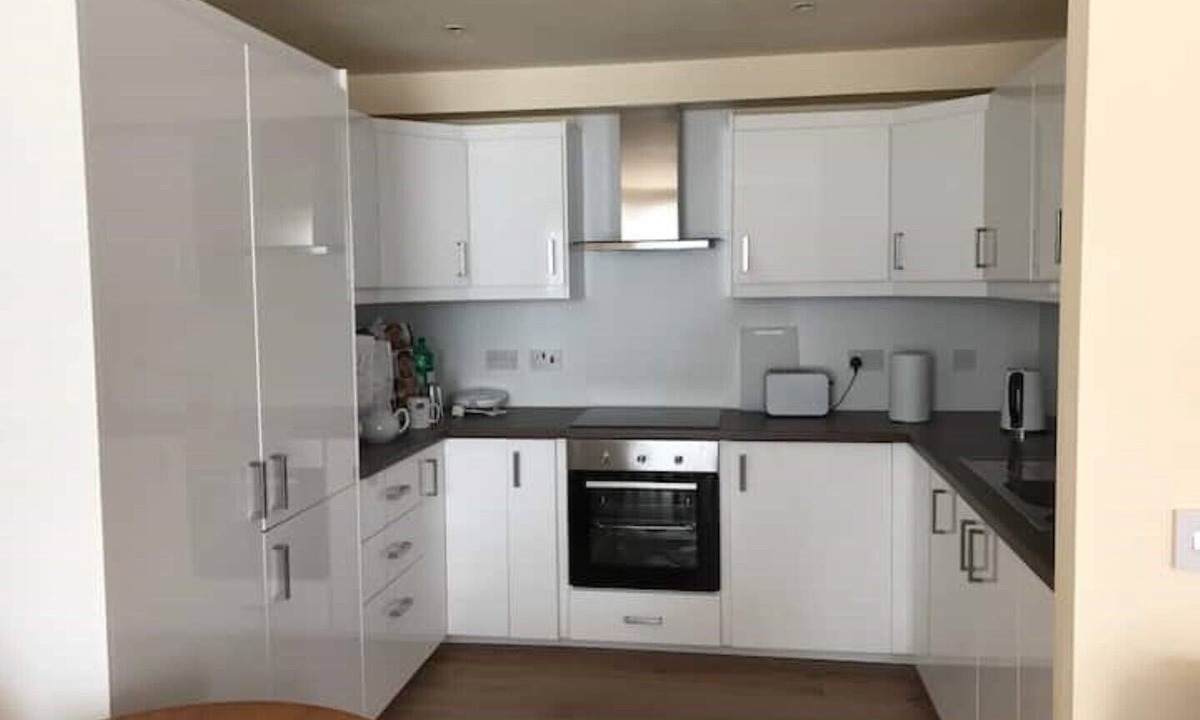 Inverkeithing Apartment | Sunny flat, 20 minutes by train from Edinburgh