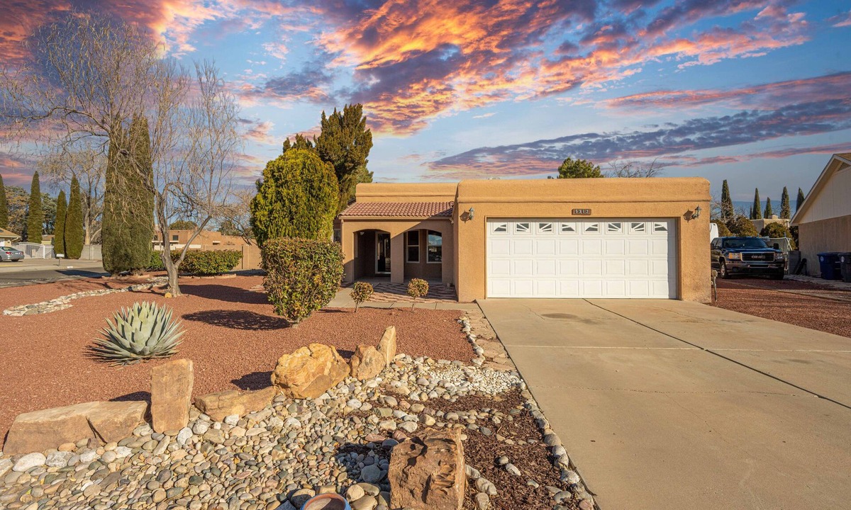 Taylor Ranch House | Sunny, functional, Central NW -Super Clean