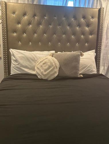 Broadview Apartment | Sunny Girasol Garden