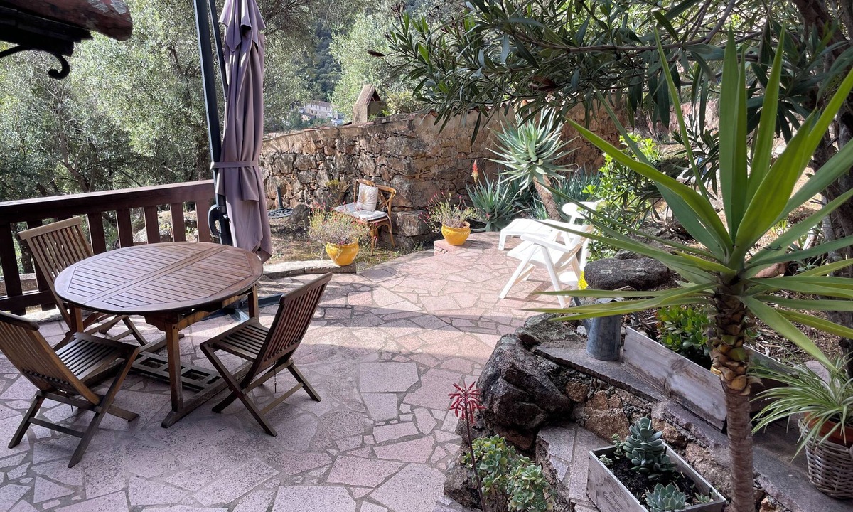 Porto Apartment | sunny green setting