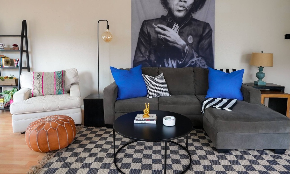 Pleasant Valley House | Sunny, Groovy 2BR Close to Airport and Downtown