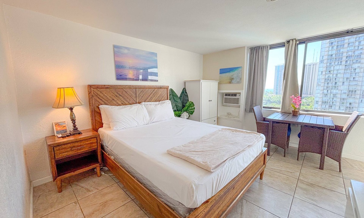 McCully - Moiliili Condo | Sunny Hawaiian Monarch Studio | Ocean View | Pool