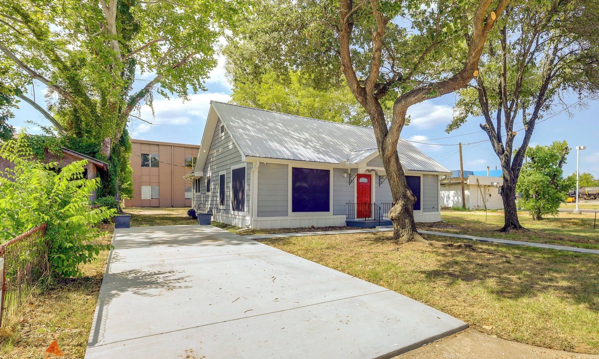 Hearne House | Sunny Hearne Home Near Universities!