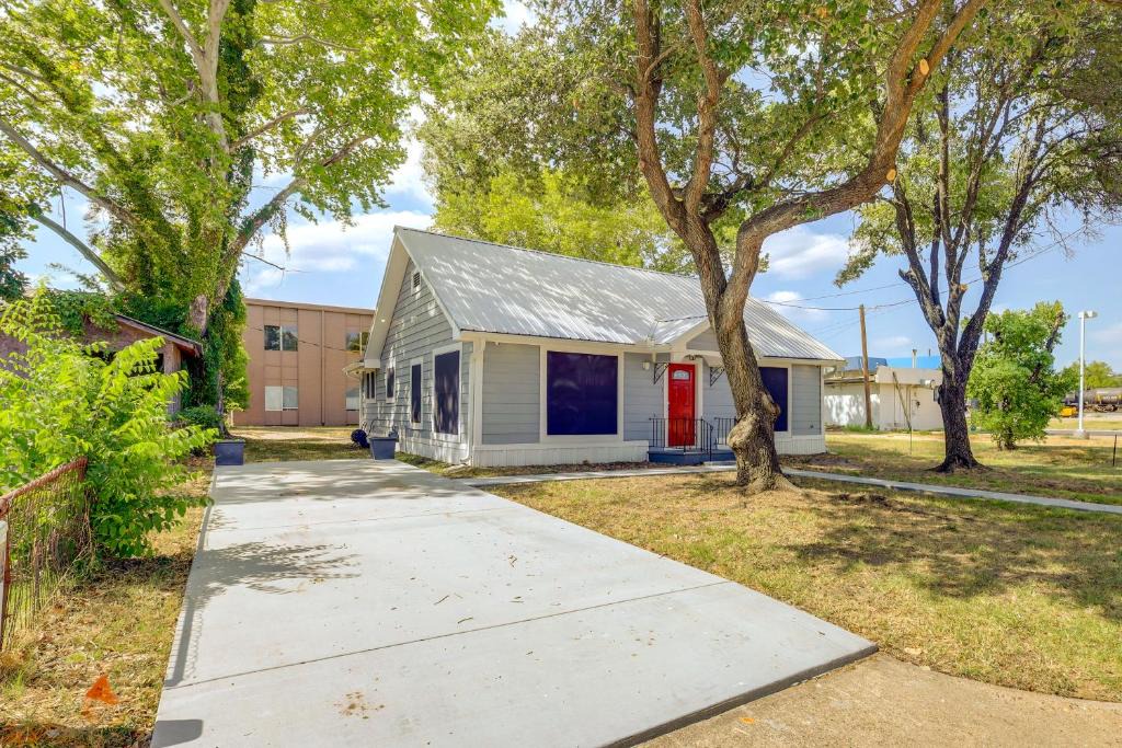 Hearne House | Sunny Hearne Home Near Universities!
