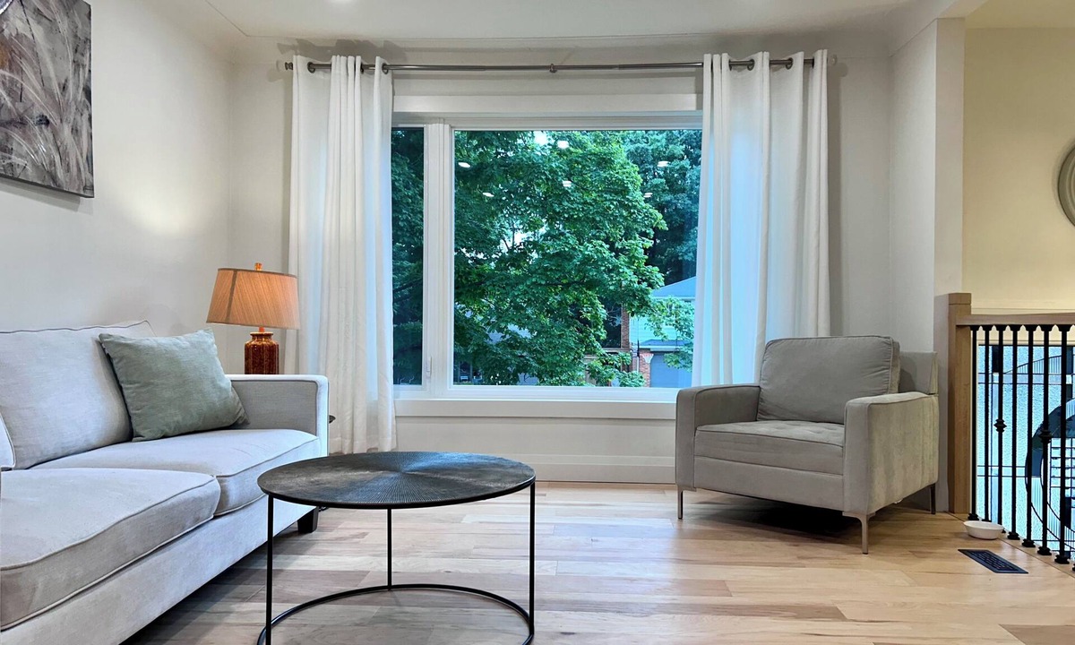 Burlington House | Sunny Heaven Retreat between Toronto and Falls