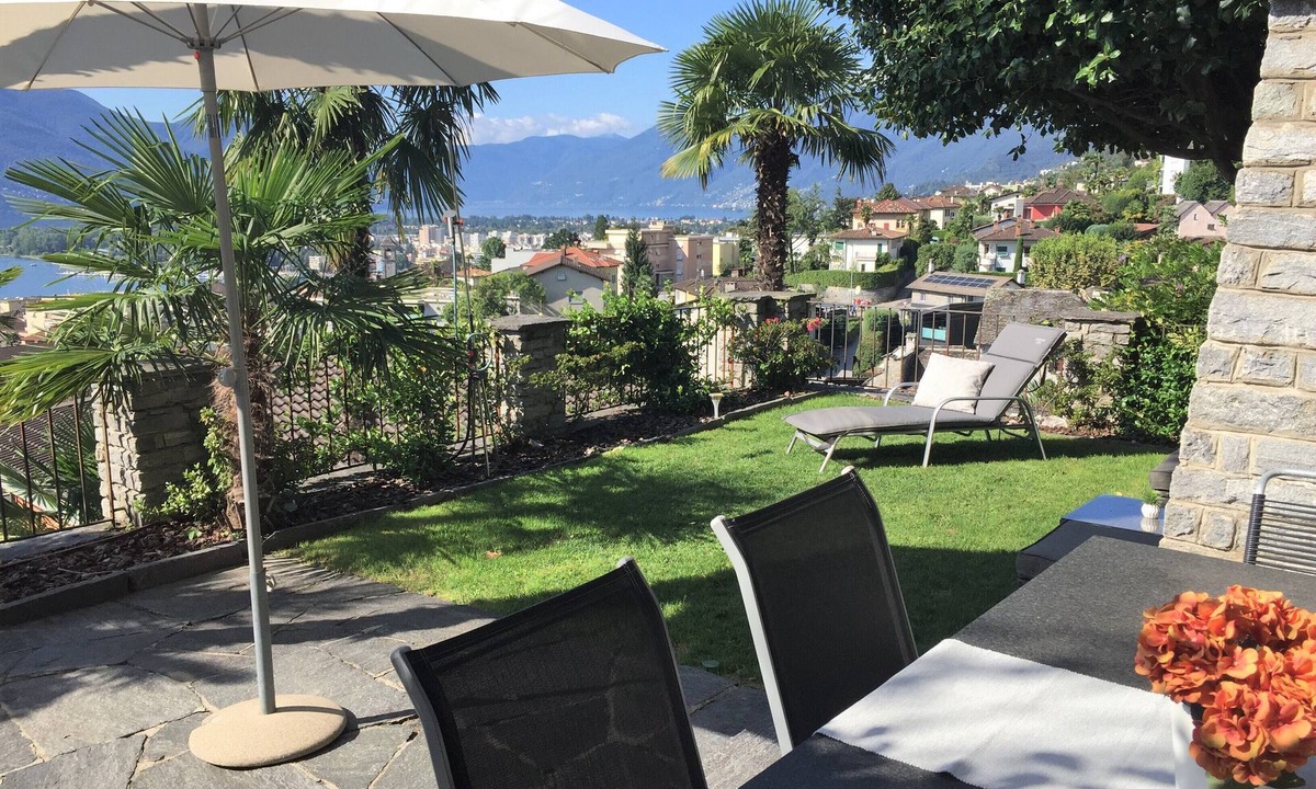 Minusio Apartment | Sunny holiday apartment with Mediterranean garden and great view