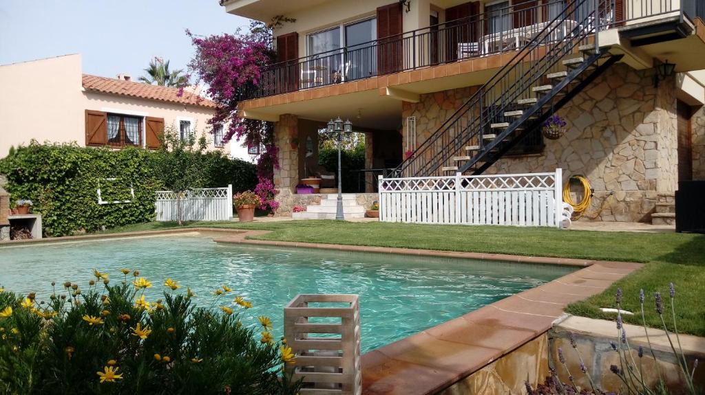 Creixell House | Sunny Holiday Home