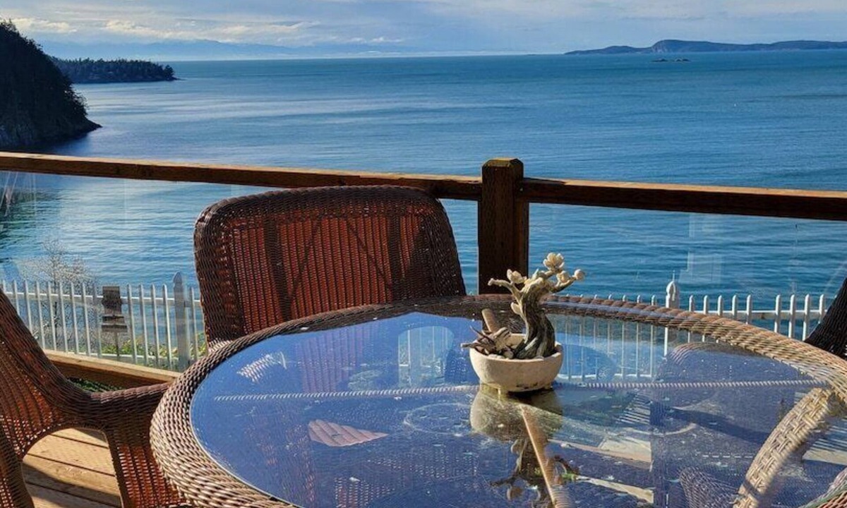 Anacortes House | Sunny House Cliff Side Views