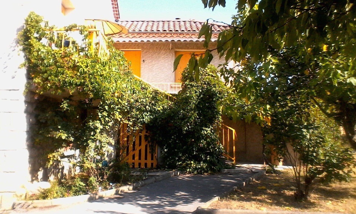 Aubenas House | SUNNY HOUSE, LAND RAISED