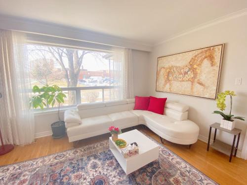 Black Creek House | Sunny House - Main Floor, Free parking, in Toronto