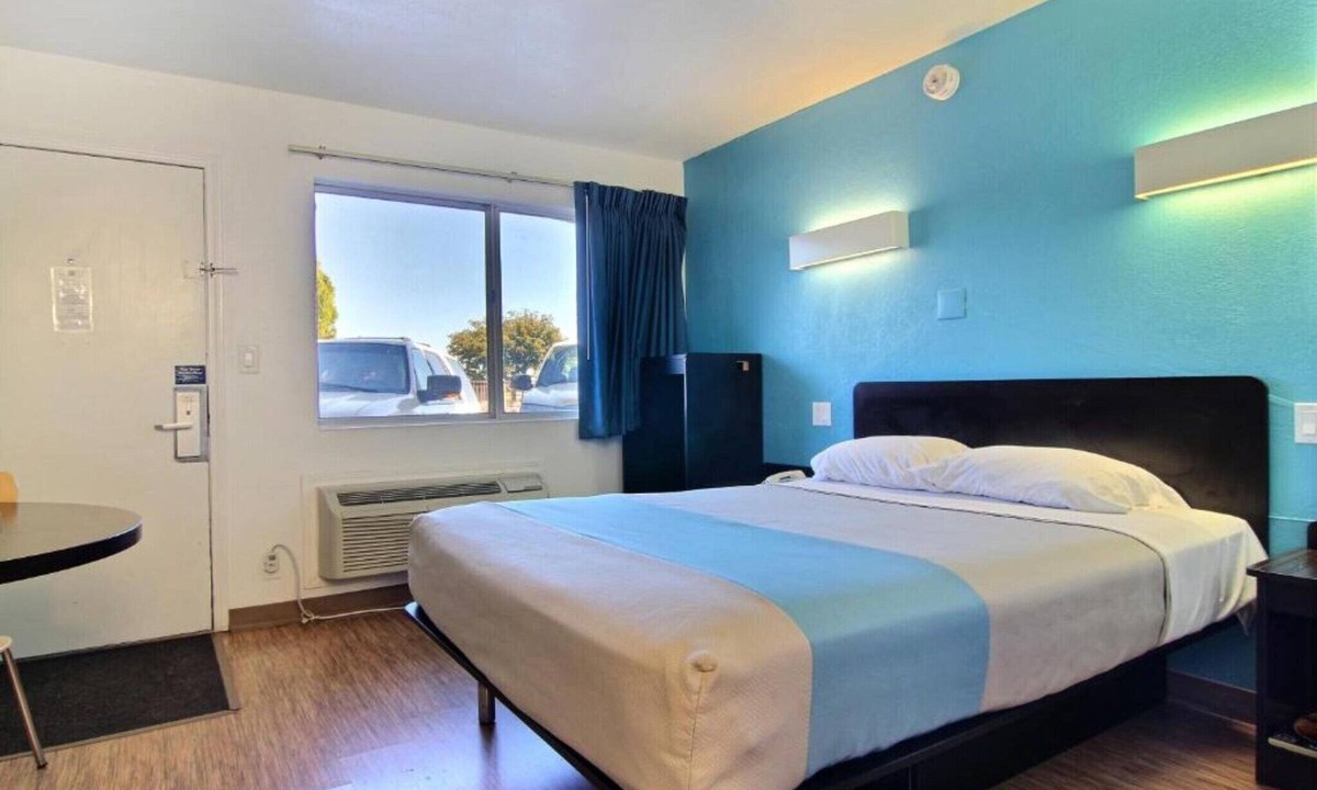 Carlsbad Hotel | Sunny King Bed|Pool|Vending Machine