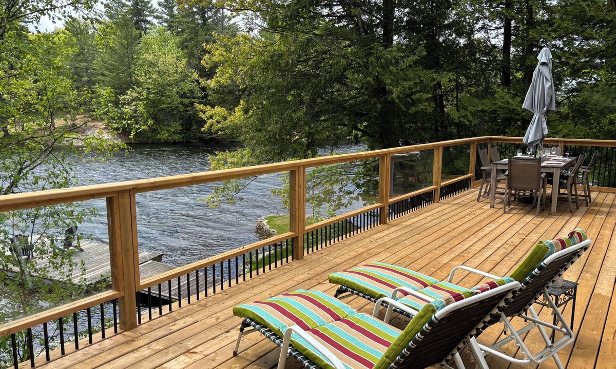 Irondale House | Sunny lakeside cottage with stunning sunset views!