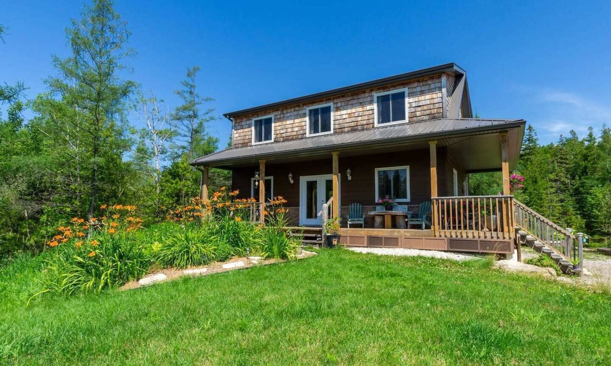 Colpoys Bay Cabin | Sunny Meadow Retreat by Lake Huron