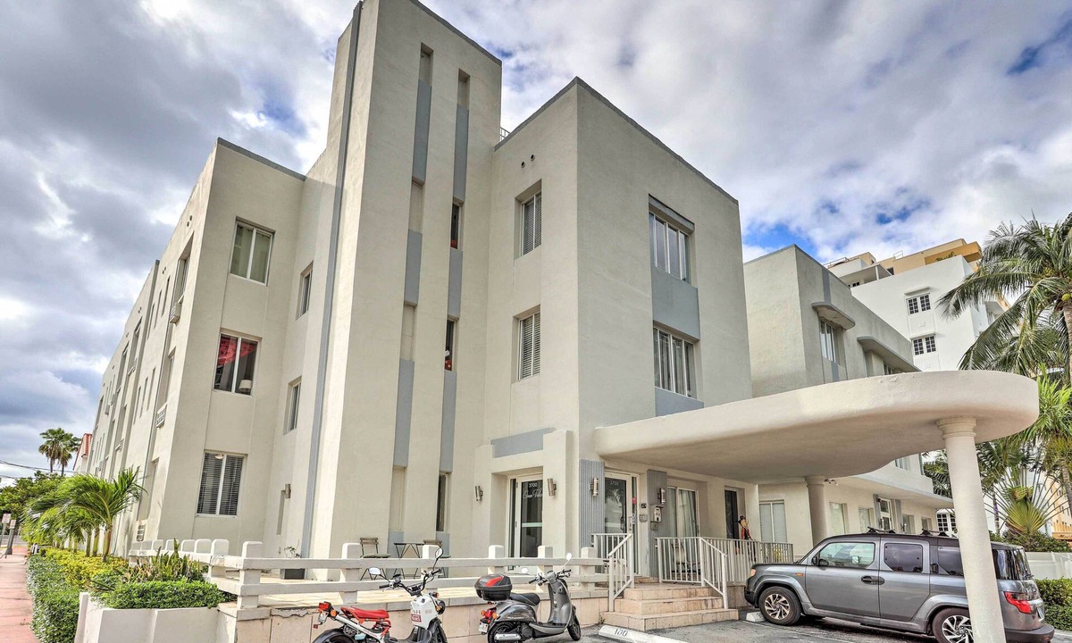 Mid Beach Condo | Sunny Miami Beach Condo Steps to Boardwalk!