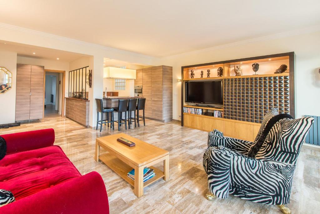 Liberation Apartment | Sunny Mirabeau