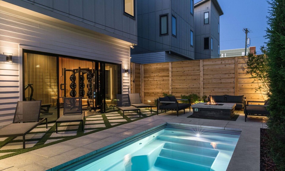 Edgehill House | Sunny Modern Oasis Pool, Hot Tub, Fire Pit, Grill, Rooftop