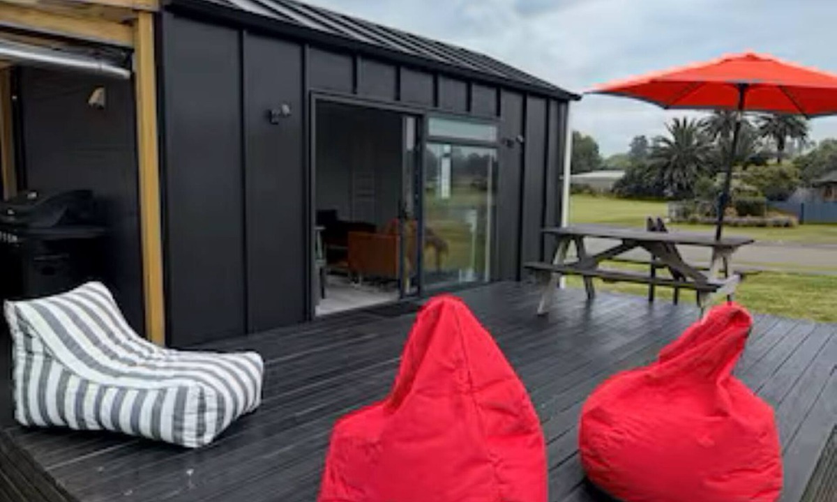 Waiotahi Cabin | Sunny modern tiny home - 1 min walk to beach
