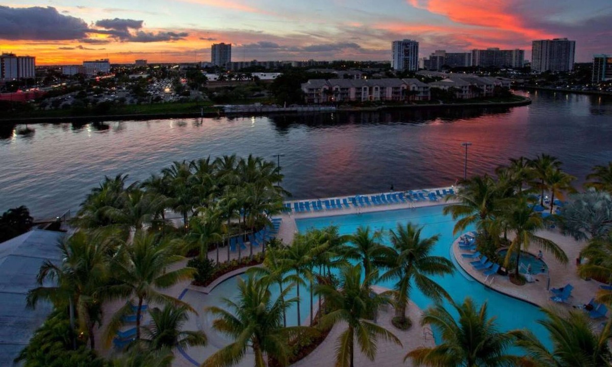 Hollywood South Central Beach Hotel | Sunny Oasis | Swimming. Restaurant